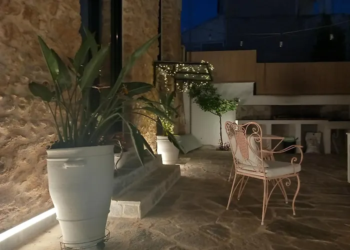 Stoa House Airport